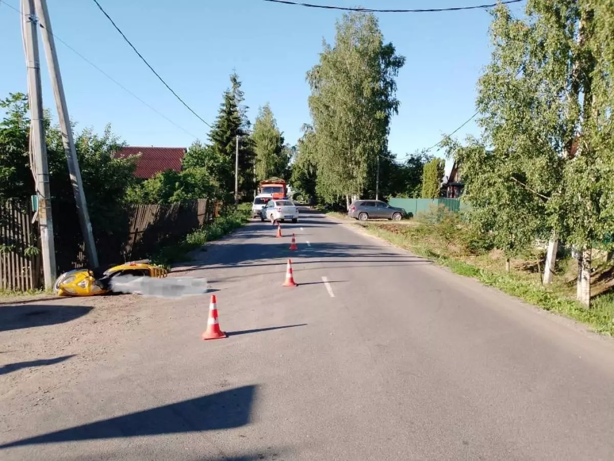 В июне в Новгородском районе «КамАЗ» столкнулся со скутером, на котором ехали 14-летний парень и 15-летняя девушка. Оба подростка скончались.
