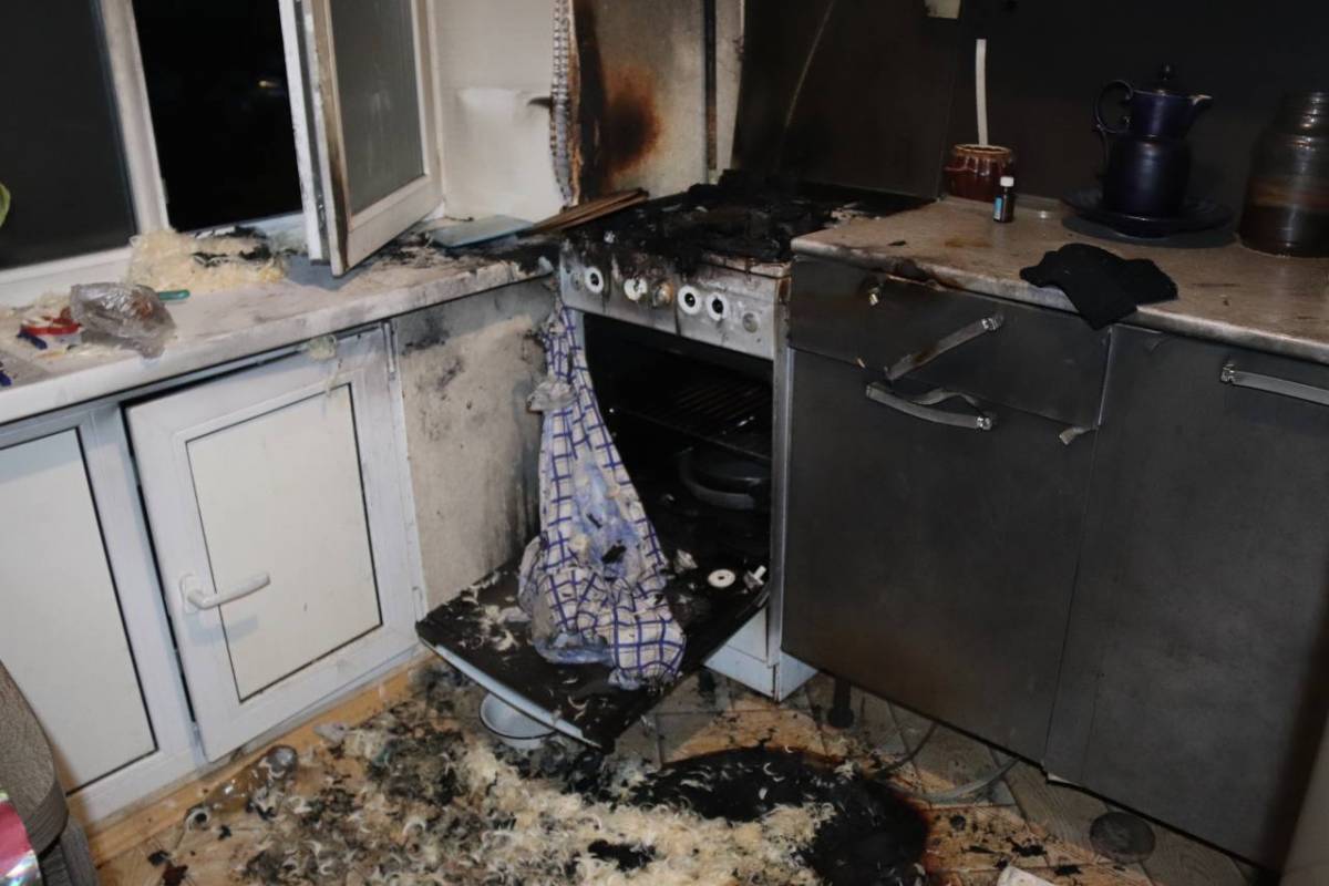 Живший в квартире мужчина, выбрасывая горящие вещи, выпал из окна пятого этажа.