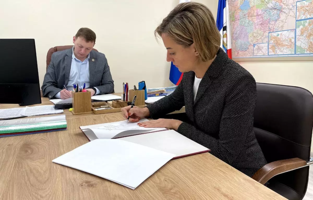 Документ подписали руководитель отряда Алёна Будяхина и министр Валерий Яковлев.