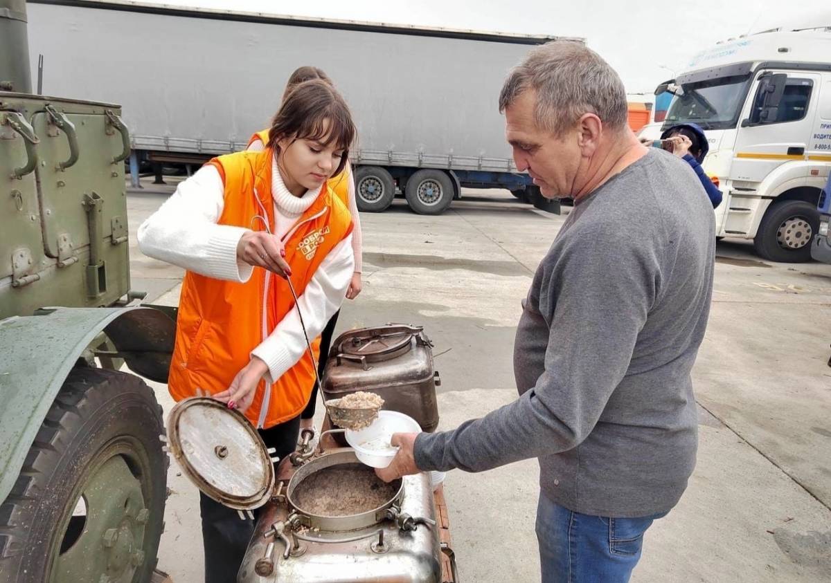 Волонтёры оказывают помощь всем ожидающим паромной переправы у Крымского моста