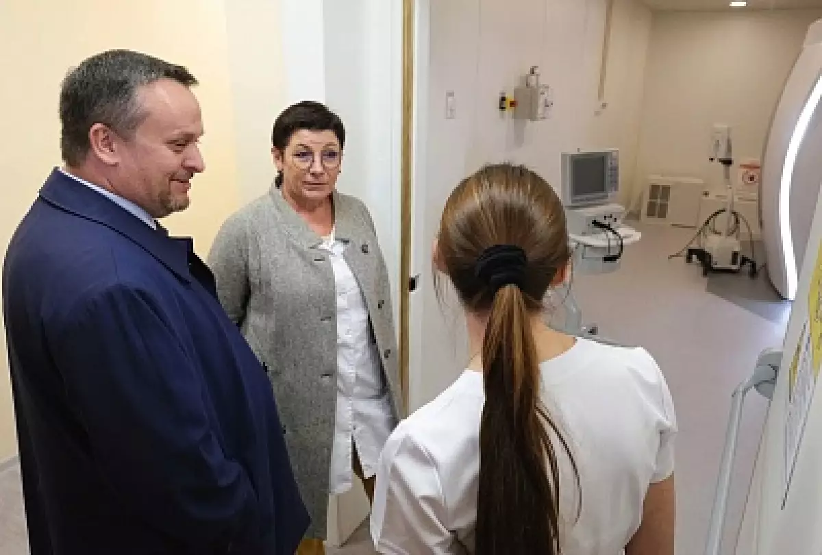 Сотрудники Новгородской областной клинической больницы продемонстрировали губернатору работу МР-томографа с открытым контуром