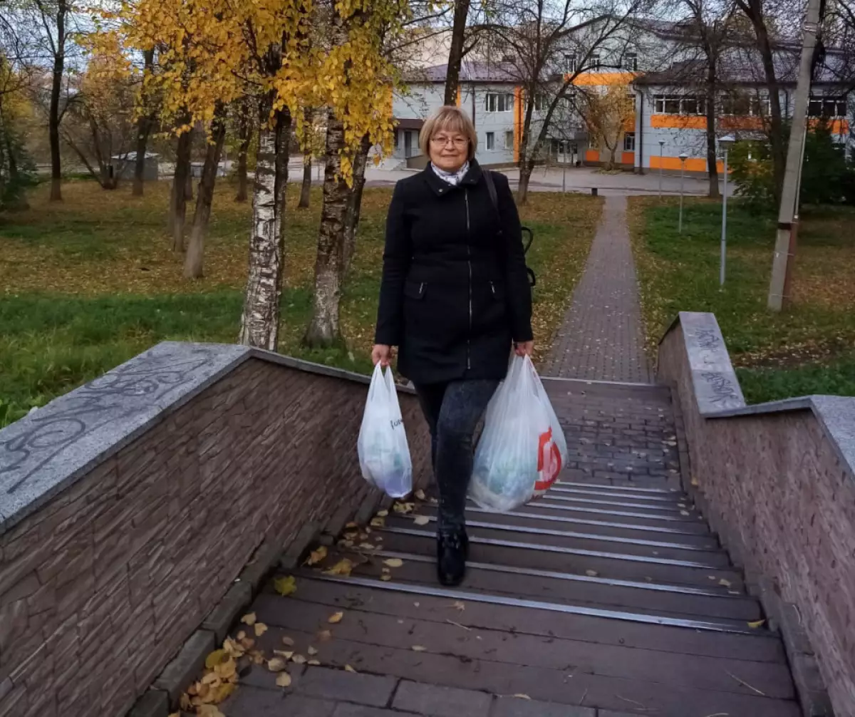 Каждый день социальный работник Светлана Баранова идёт по привычному для себя маршруту – по адресам своих пожилых подопечных, которым нужно и продукты свежие принести, и по хозяйству помочь.