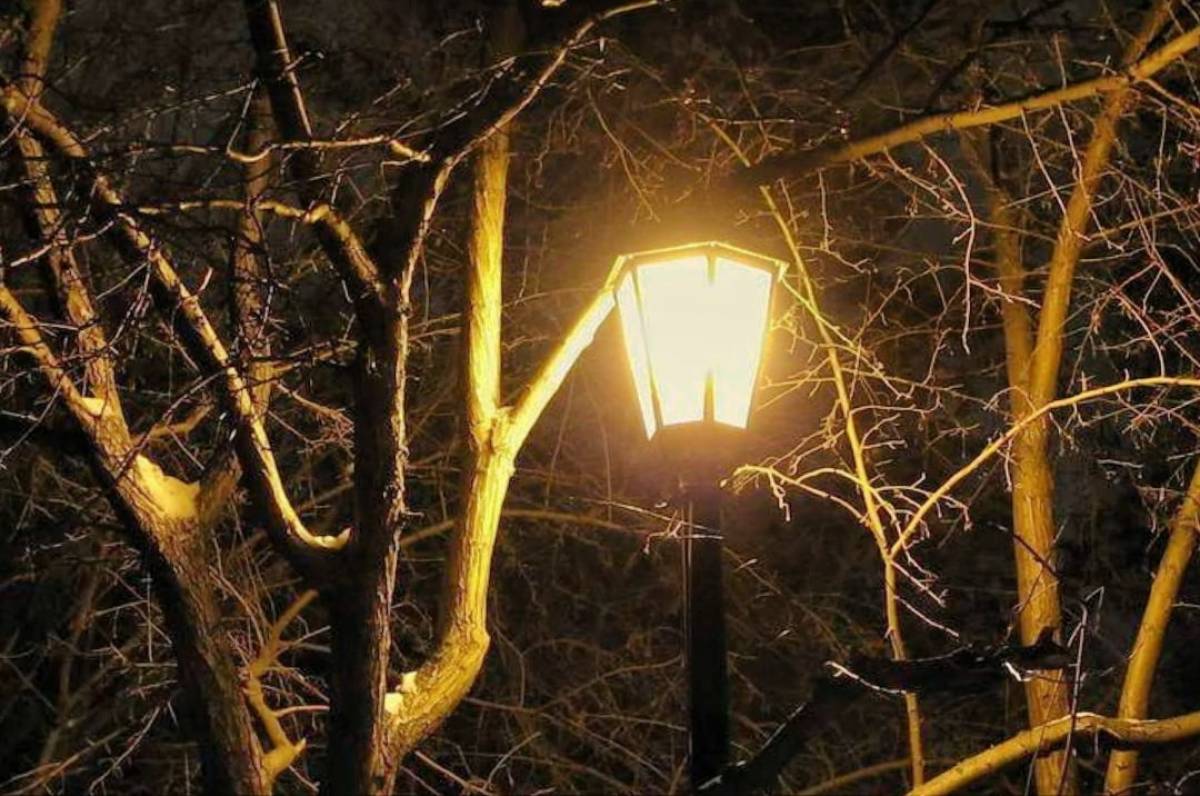 Ночные фонари купить. Фонарь ночью. Уличный фонарь в темноте. Фонарь блять на улице. Ліхтарі Хельсінкі.