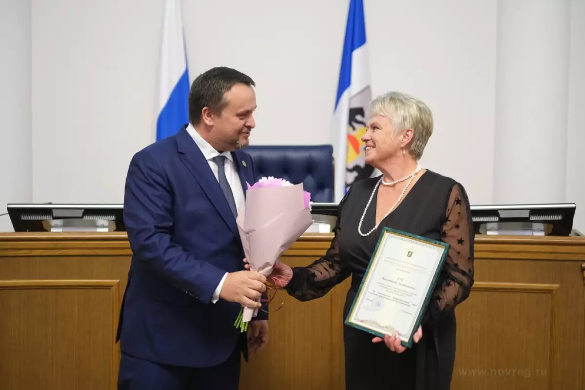Андрей Никитин вручил награды представителям новгородского агропрома.