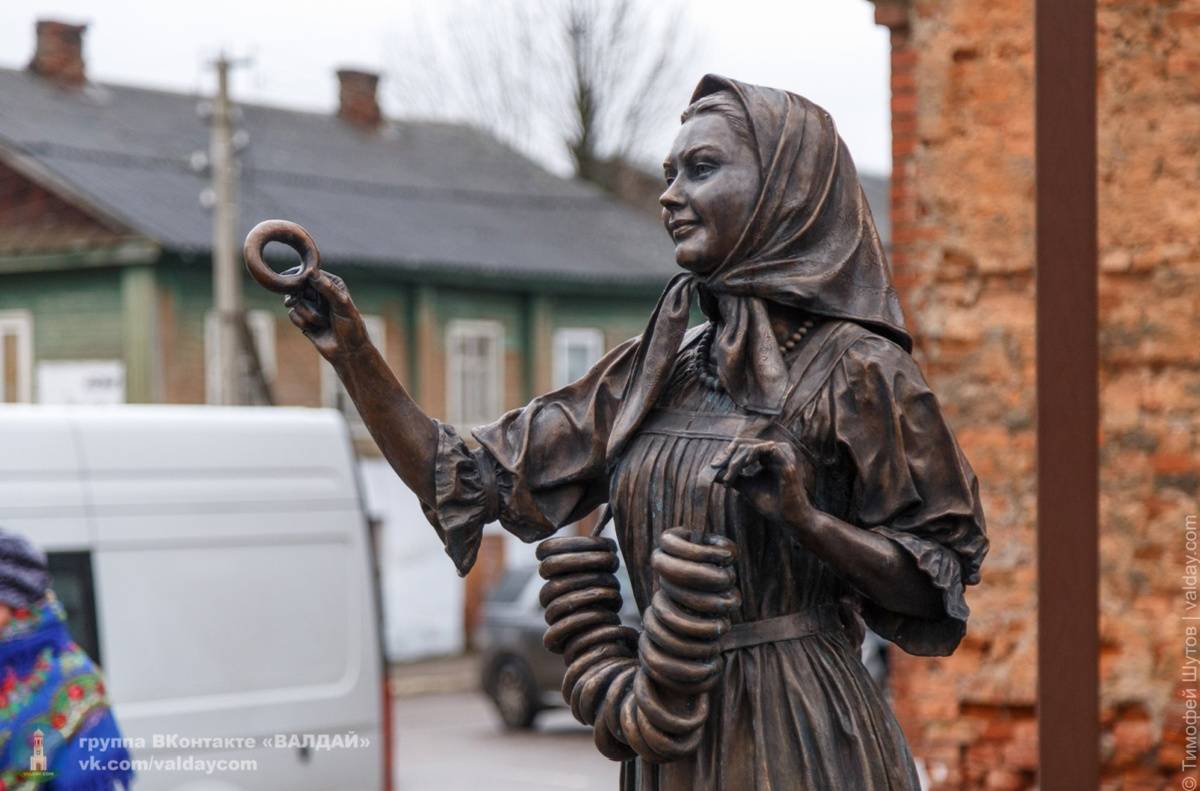 Скульптуру девушки с баранками установили на перекрёстке улиц Луначарского и Народной.