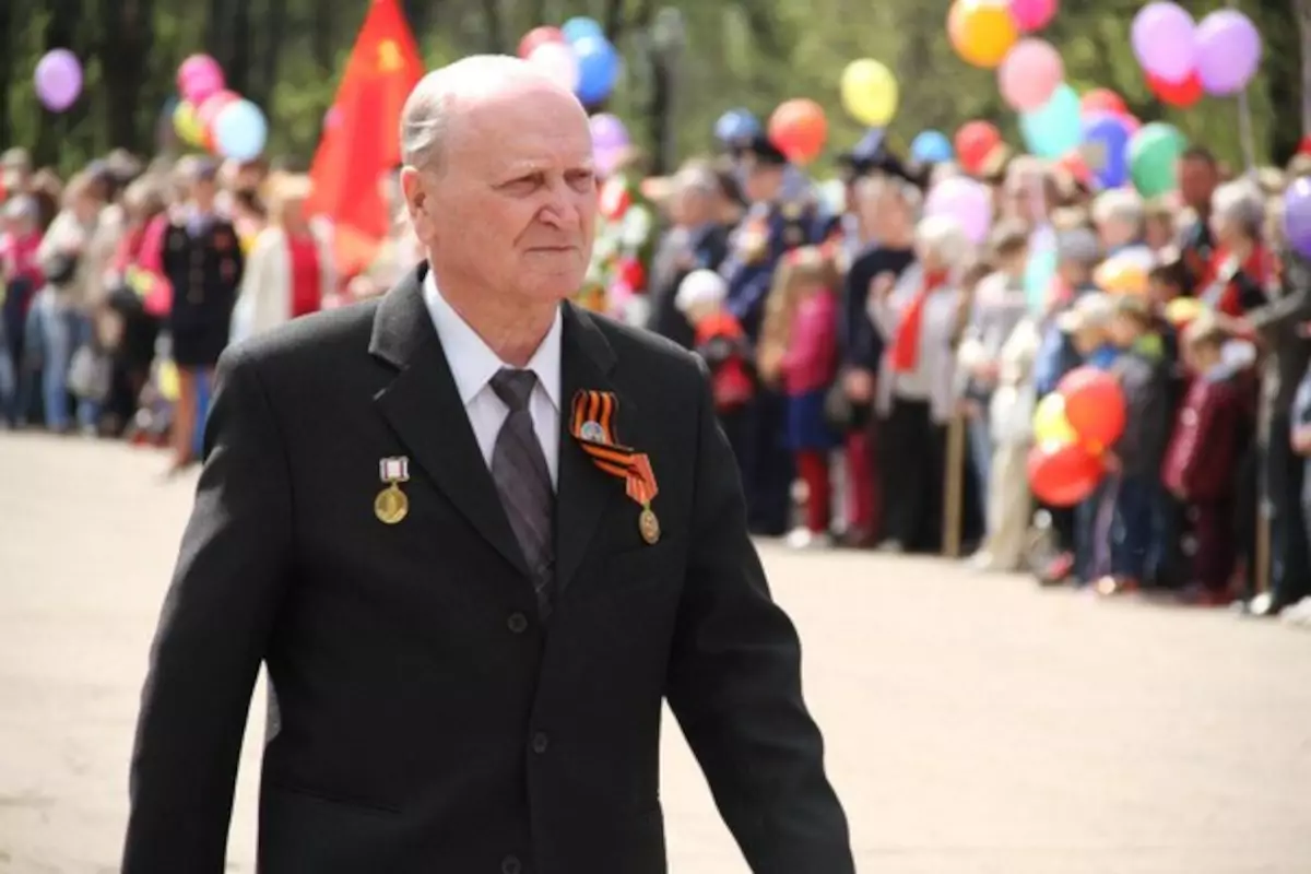 Свои 85 лет со дня рождения и 50 лет педагогической деятельности Николай Пустовойтов отметил на работе в школе.
