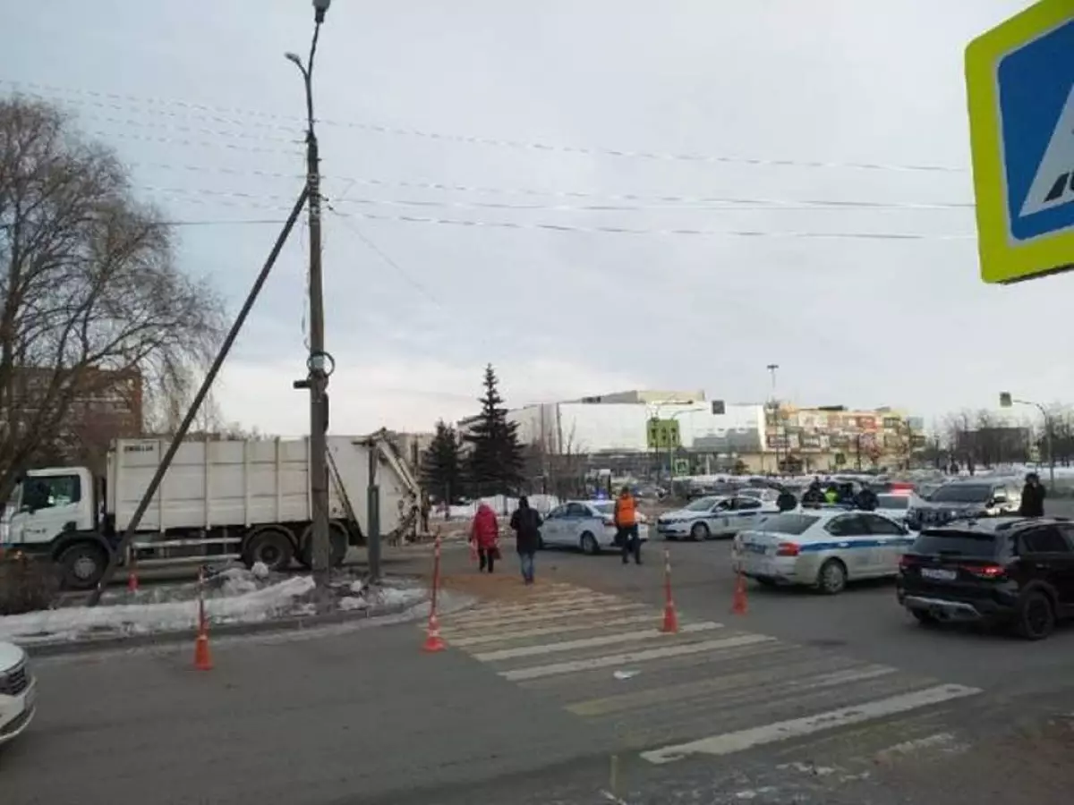 В марте 43-летний мужчина на мусоровозе «Скания» сбил 9-летнего мальчика, который один переходил дорогу на перекрёстке улиц Попова и Ломоносова.