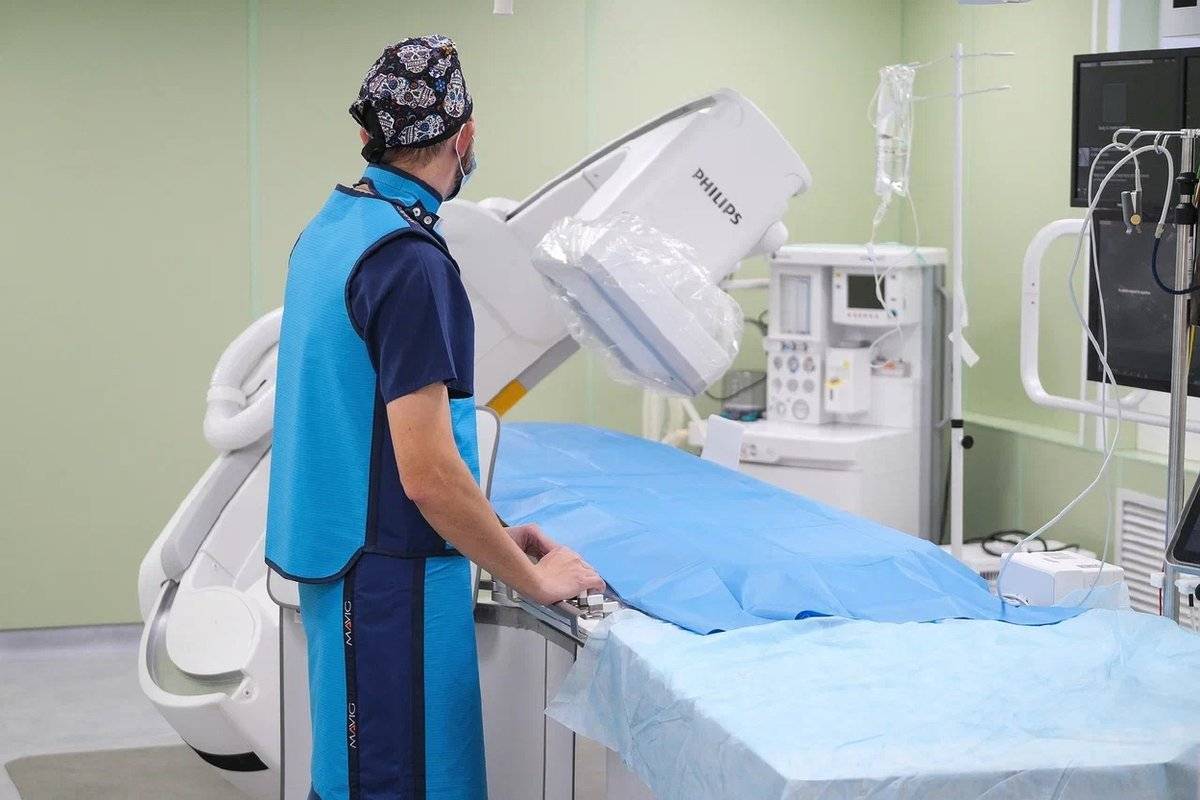 В Боровичскую ЦРБ приняли на работу троих рентгенэндоваскулярных хирургов и двух медицинских сестёр.
