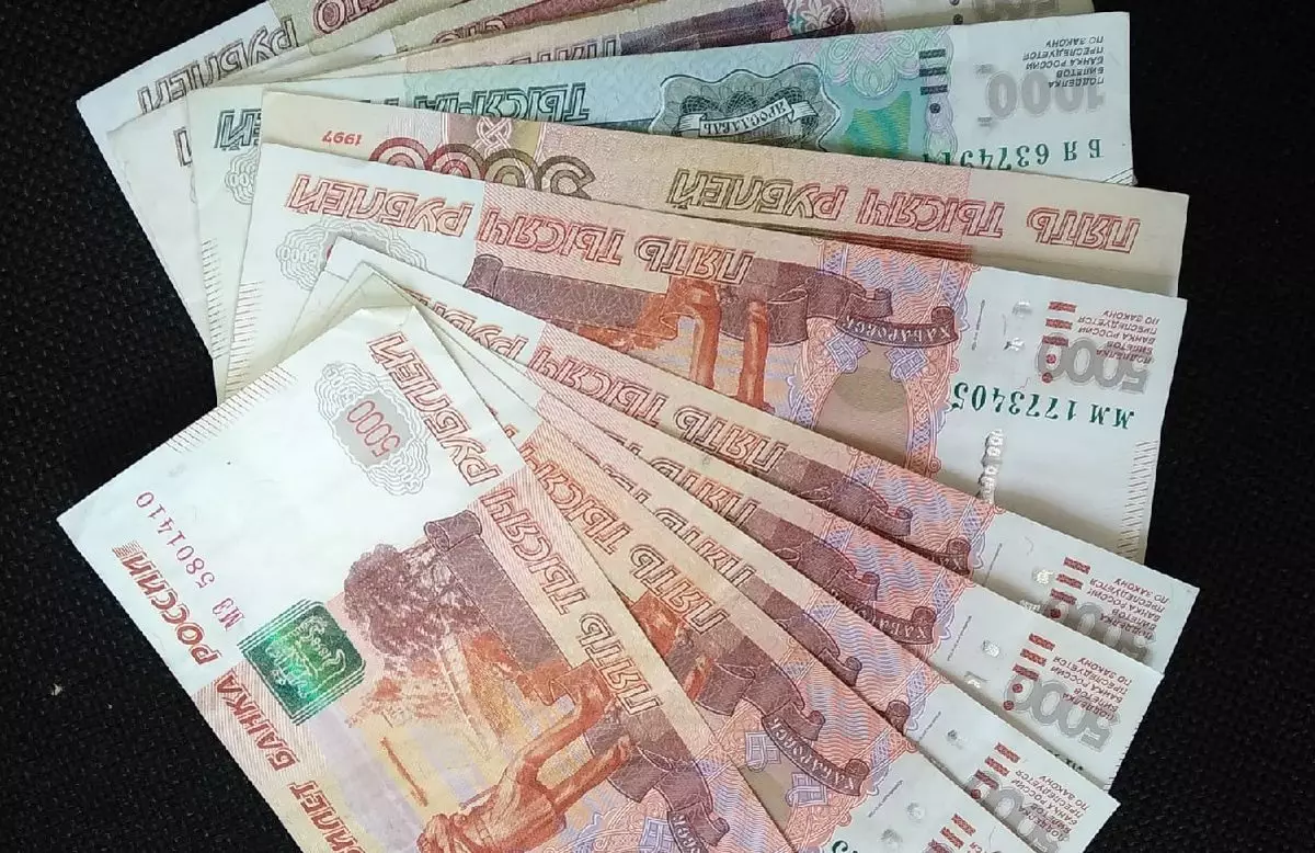 Зарплаты в новгородской области. Доллар и евро. До 150 тысяч. 2 Рубля. Банкноты российского банка 2022.
