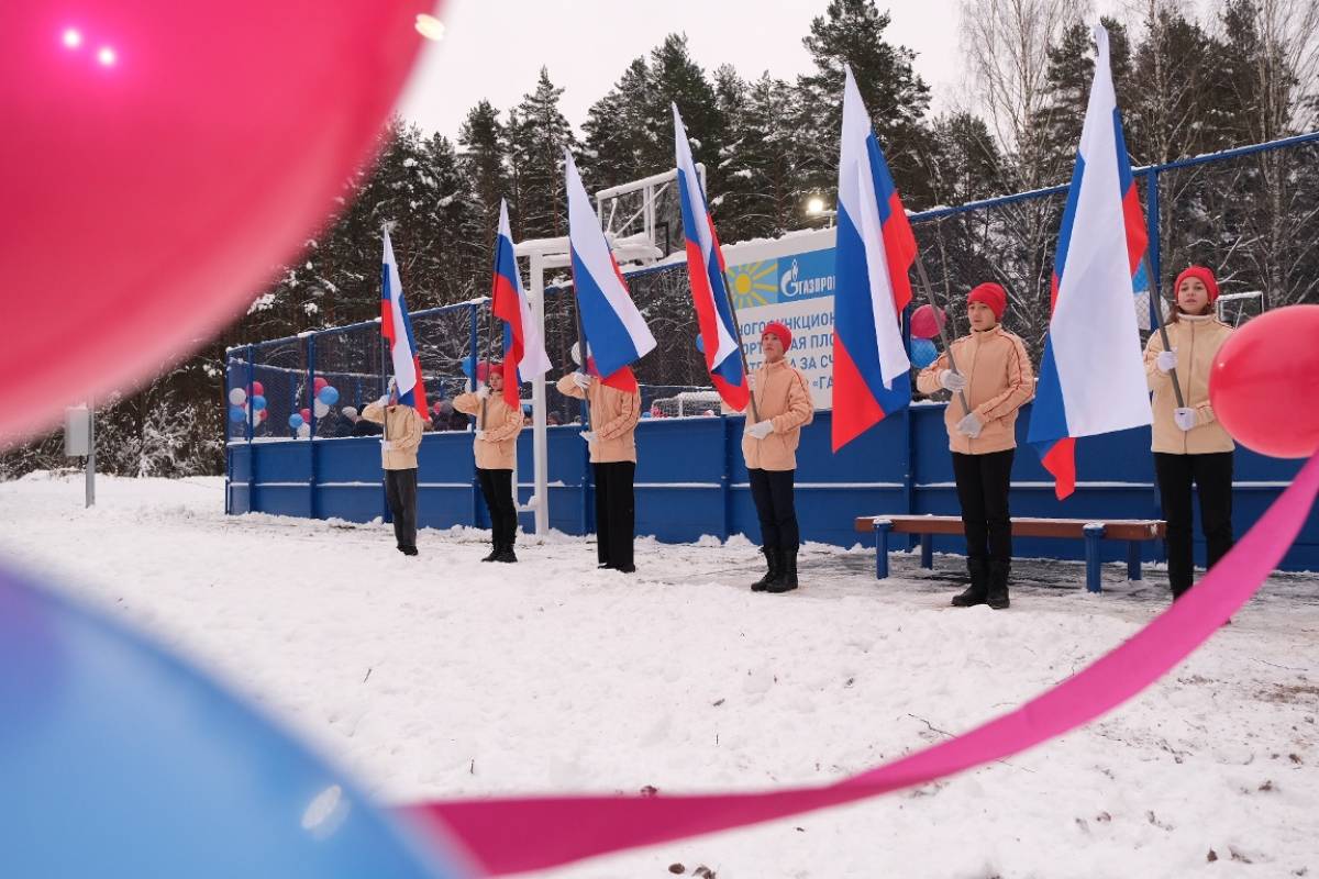 В посёлка Пола Парфинского района 22 ноября состоялось открытие спортивной площадки, построенной по программе «Газпром – детям».