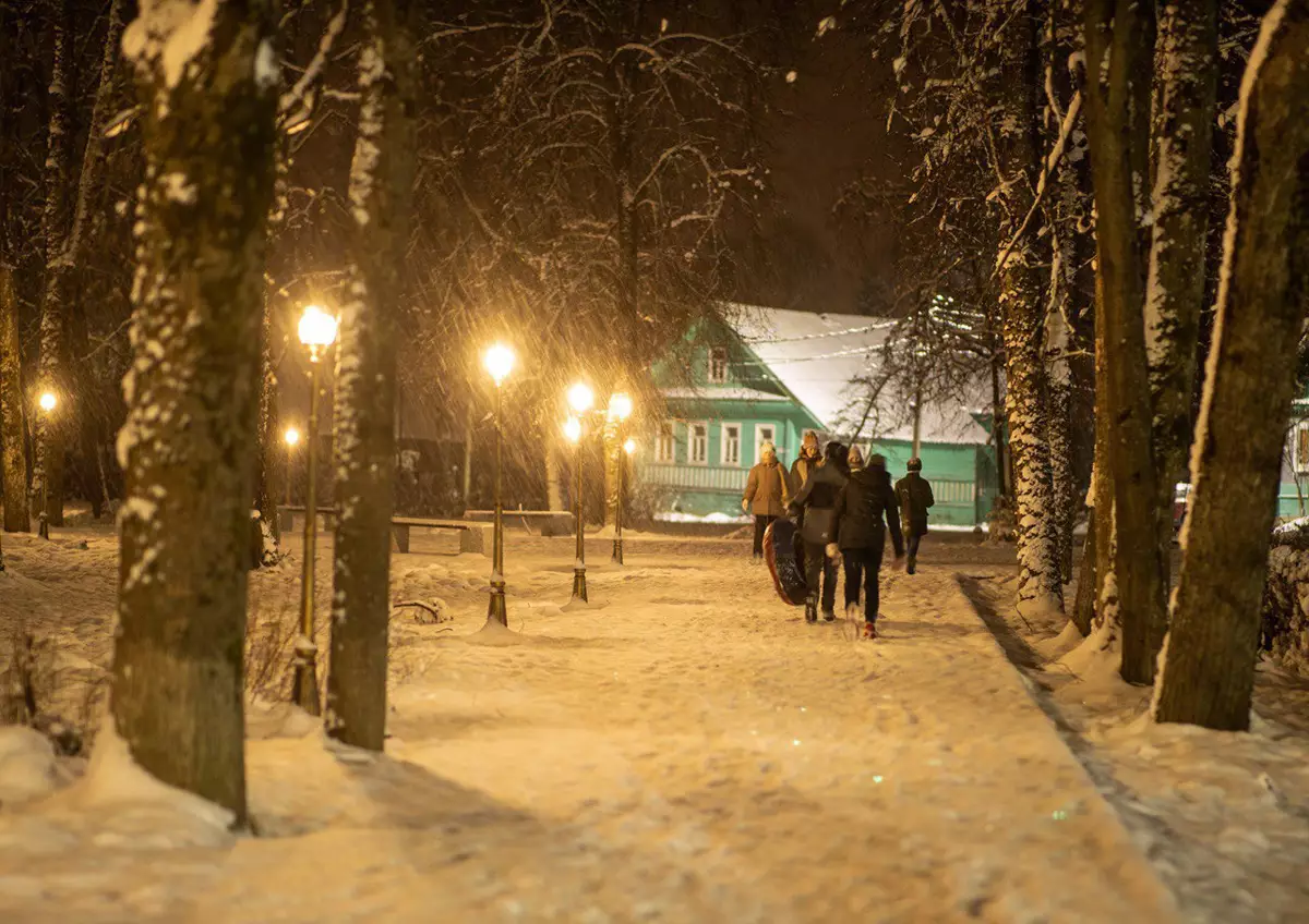 В социальных сетях уже появляются фотографии на фоне органично вписавшихся в зимний пейзаж фонарей.