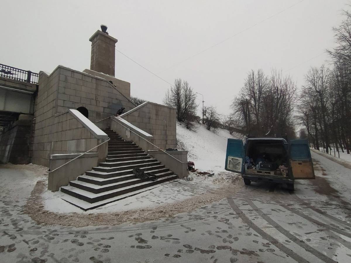 В дождливую и морозную  погоду спуск с моста Александра Невского был затруднён из-за риска поскользнуться.