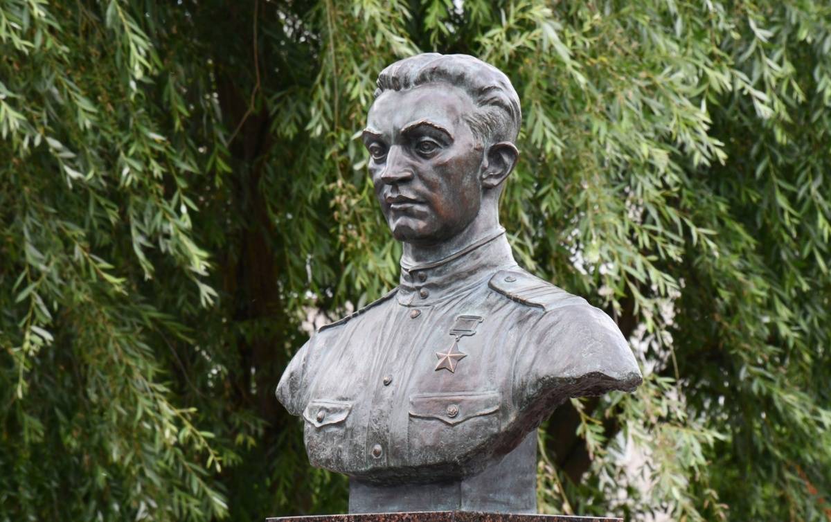 В июле на набережной реки Гзень был установлен бюст Герою Советского Союза Якову Павлову.