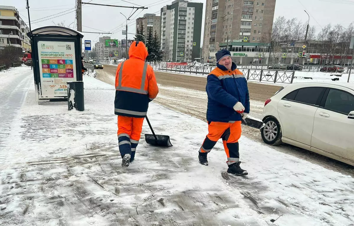 На объектах, где невозможна уборка снега механизированным способом, трудятся сотрудники, убирая территорию вручную