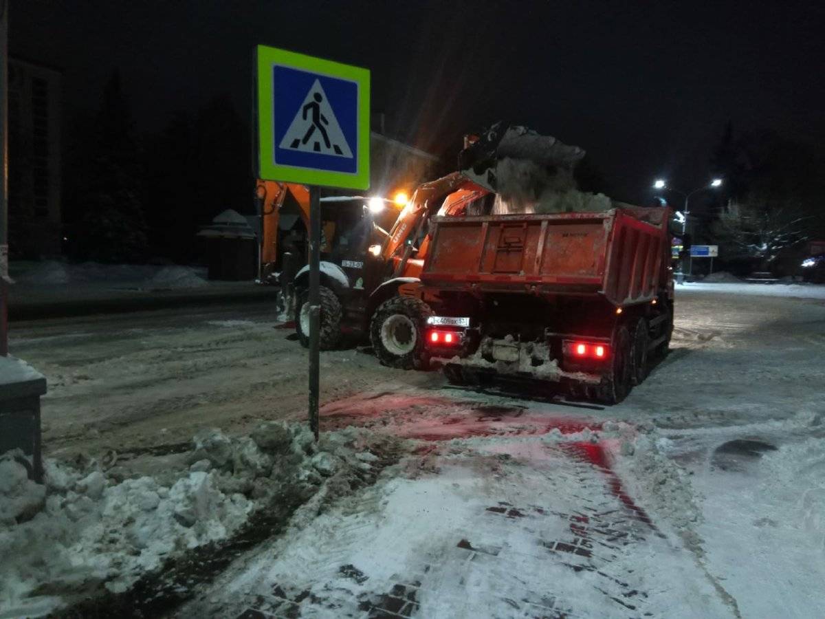 За минувшую ночь с территории Великого Новгорода вывезли 2650 кубометров снега.