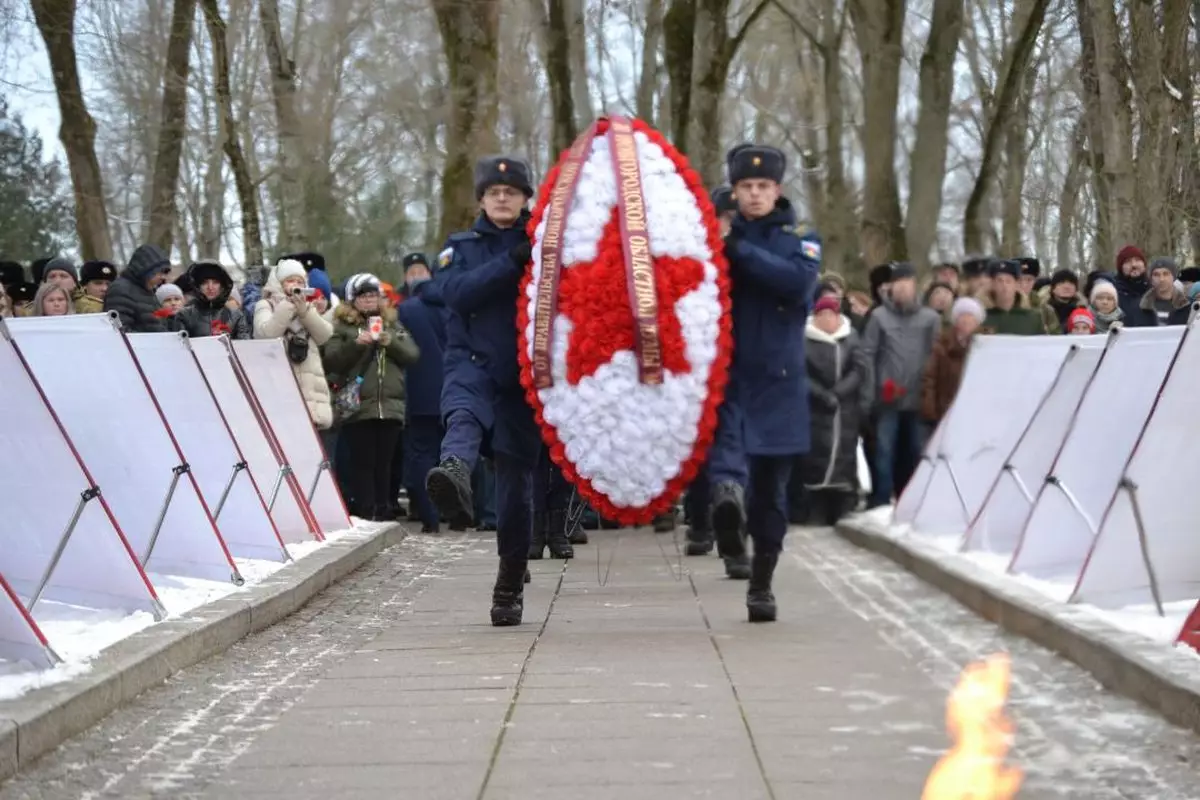 В 12.00 у мемориального комплекса «Вечный огонь славы» в Новгородском кремле пройдёт общегородское торжественное мероприятие, посвящённое Дню Героев Отечества.