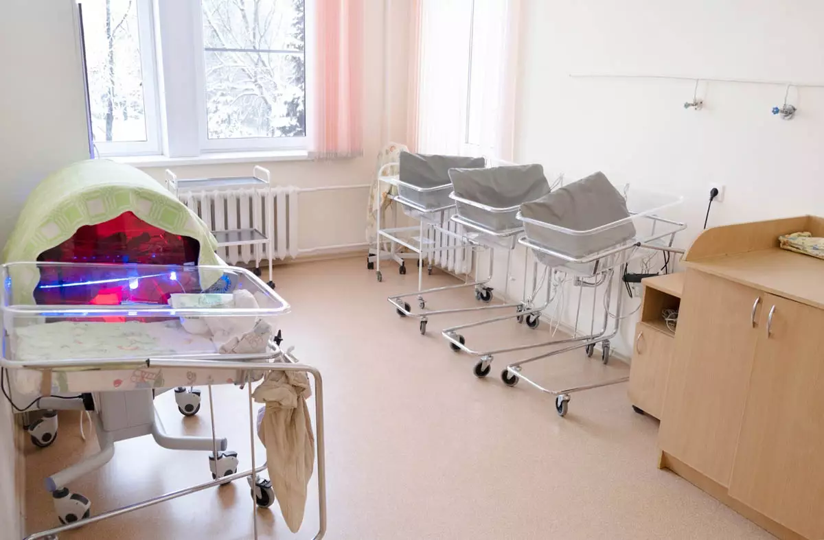 Запрещены посещения пациентов, проведения партнерских родов, занятий в школах беременных и экскурсий по роддому