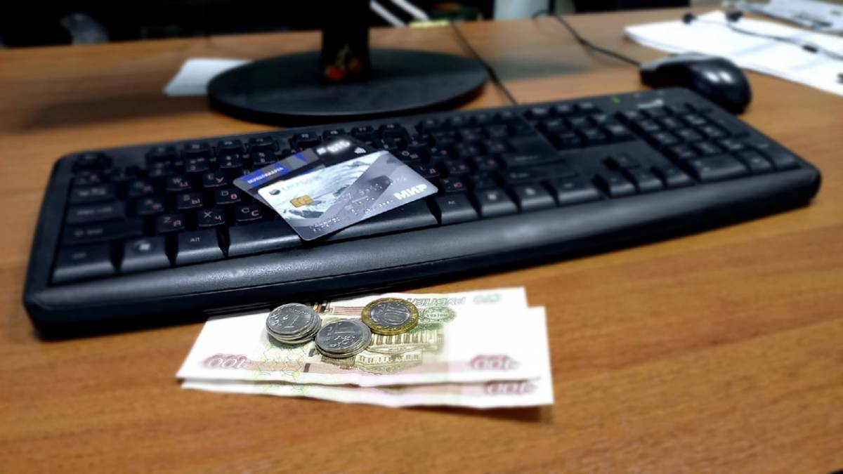 Сотрудница филиала крупного банка в Великом Новгороде оплачивала свои кредиты деньгами клиентов