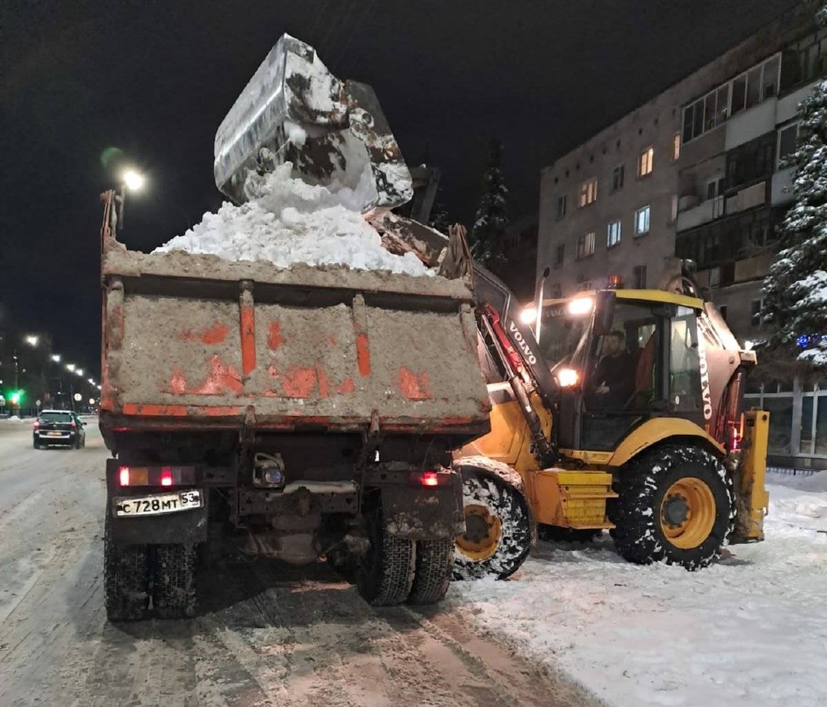 Механизированная уборка снега в Великом Новгороде идёт в круглосуточном режиме.