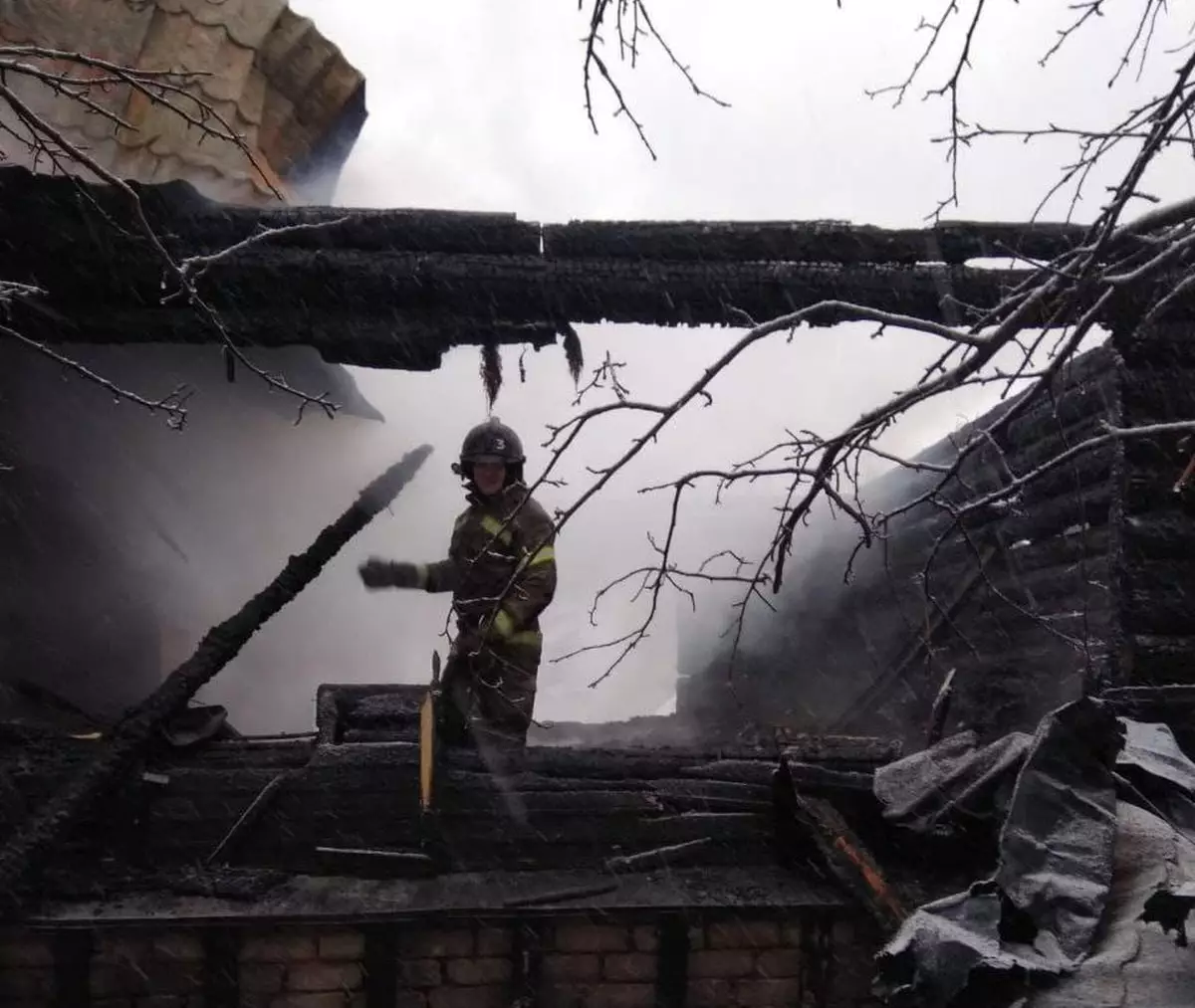 Пожар уничтожил жилой дом и хозяйственную постройку.