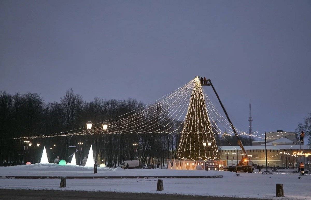 Главная площадь Великого Новгорода готовится к Новому году