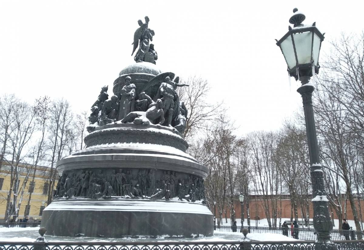 Фигура святого Кукши, просветителя вятичей, расположена на памятнике «Тысячелетие России» сзади Нестора.