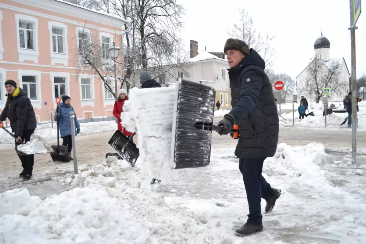 Александр Розбаум призвал новгородцев продолжить практику совместных зимних субботников в городе.