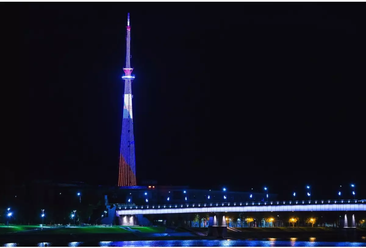 12 декабря новгородский филиал РТРС включит архитектурно-художественную подсветку в цветах триколора
