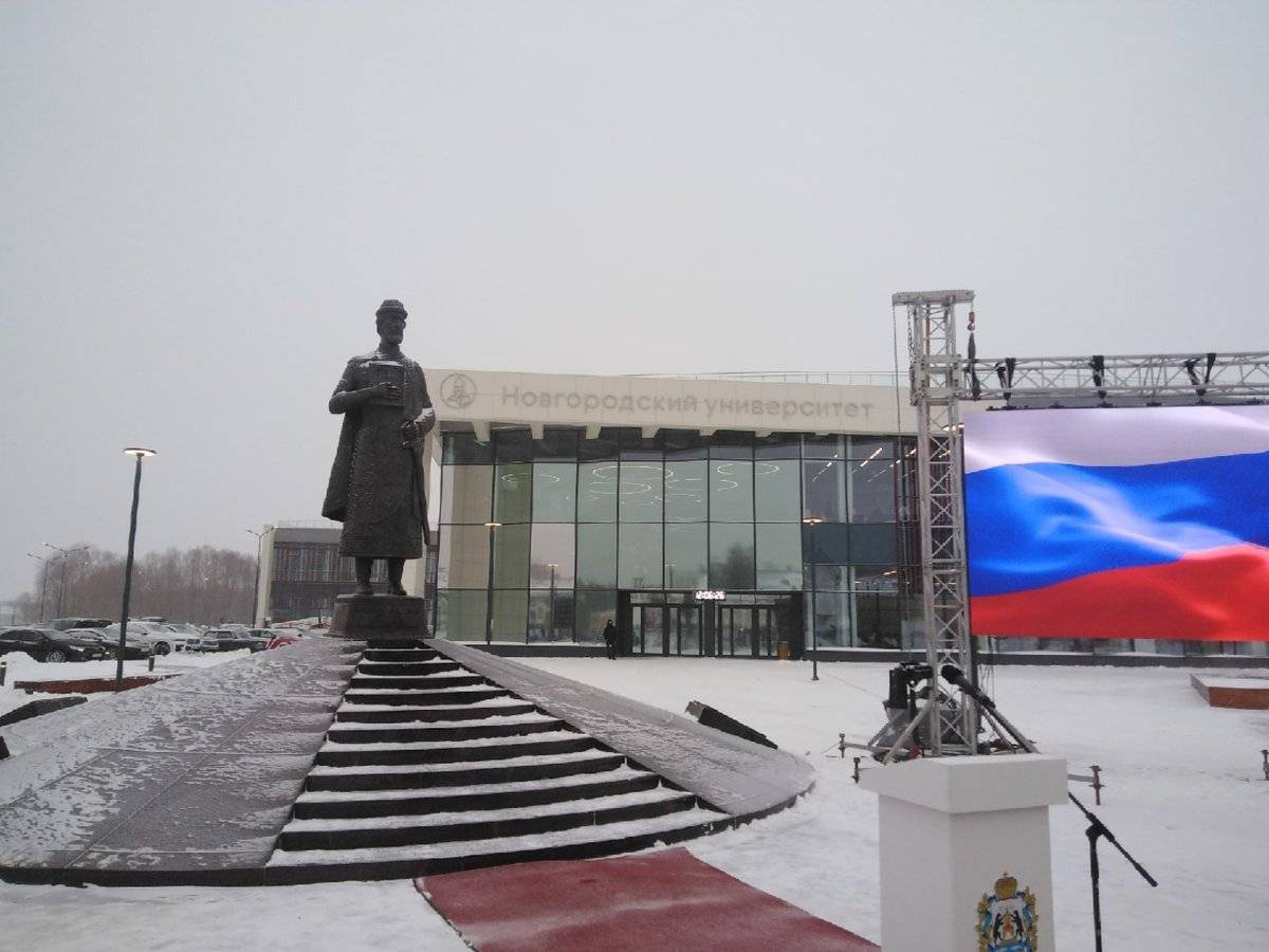 Автором памятника стал новгородский скульптор Сергей Гаев.