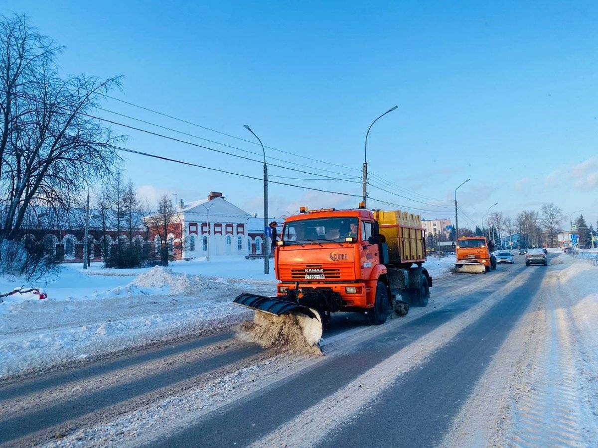 За минувшие сутки с территории Великого Новгорода вывезли более 5,5 тысяч кубометров снега.