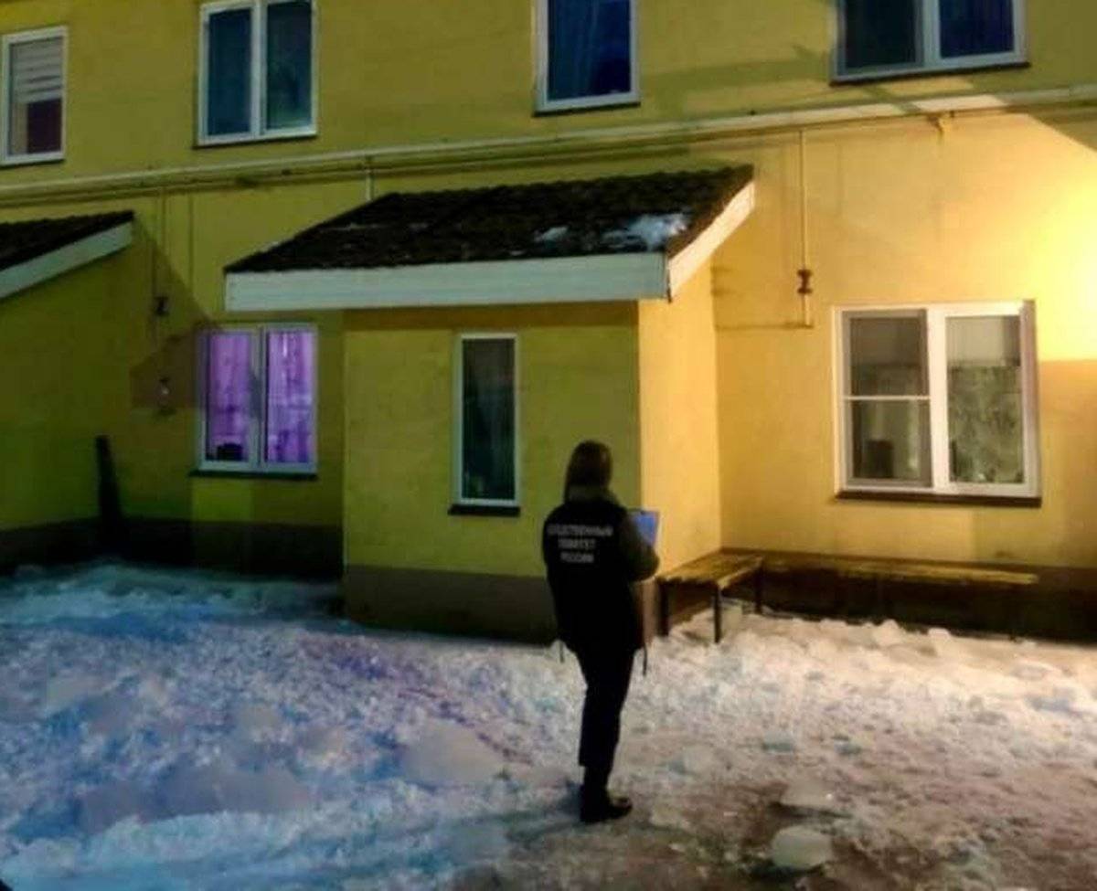 Гадисов не организовал полную очистку кровли от снега и наледи в доме № 74 на улице Ленина.
