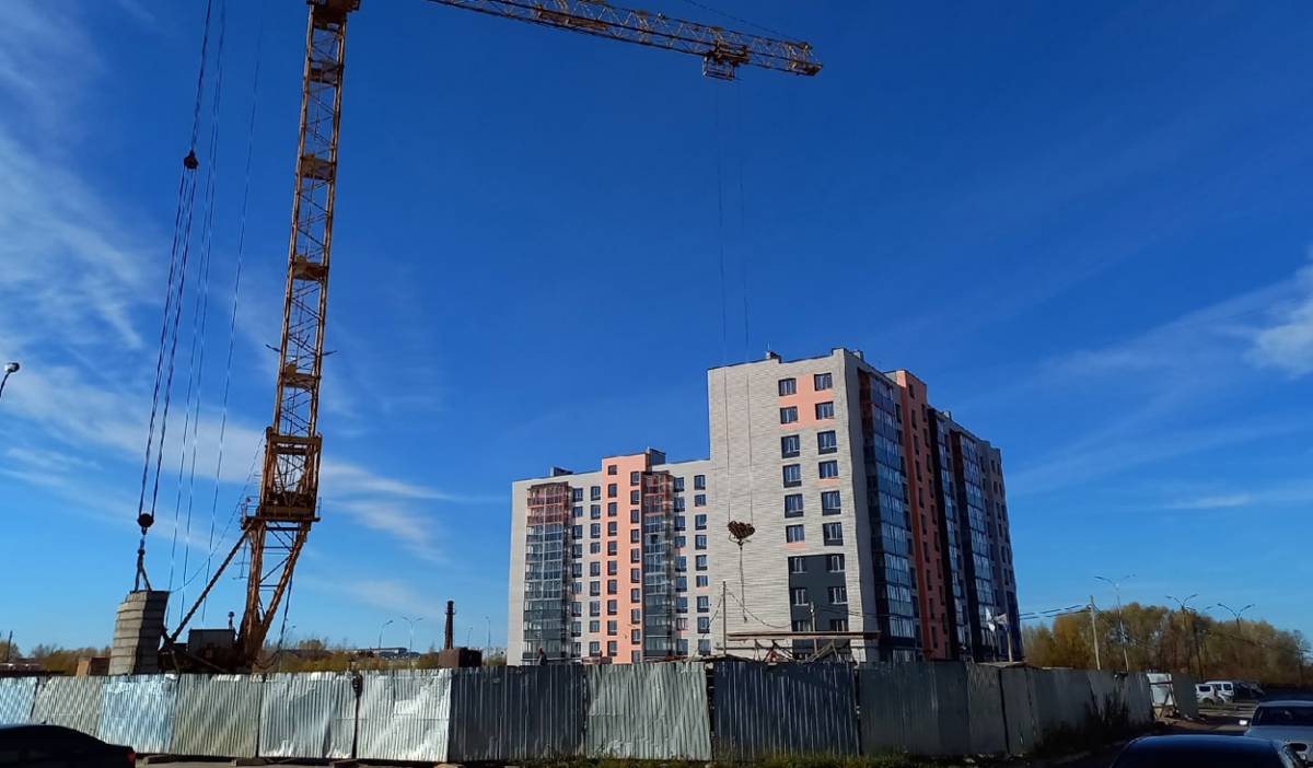 Сегодня в Новгородской области идёт строительство 10 многоквартирных домов общей жилой площадью около 63 тысяч квадратных метров.