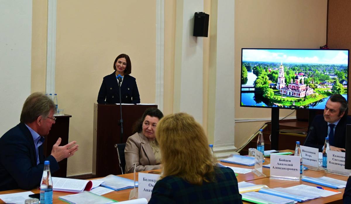 Кандидат на место главы муниципалитета Елена Комарова представляет свою программу развития района.
