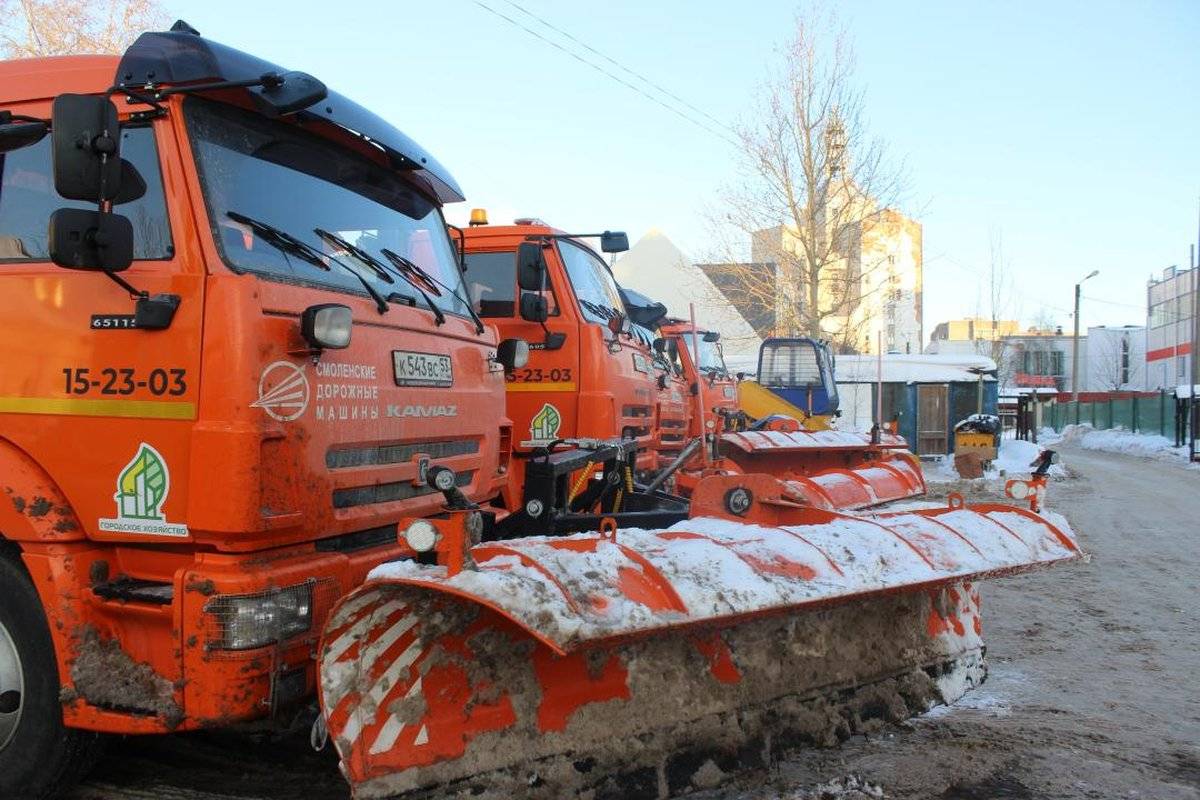 На улицы Великого Новгорода в дневную смену выходит более 100 единиц уборочной техники.