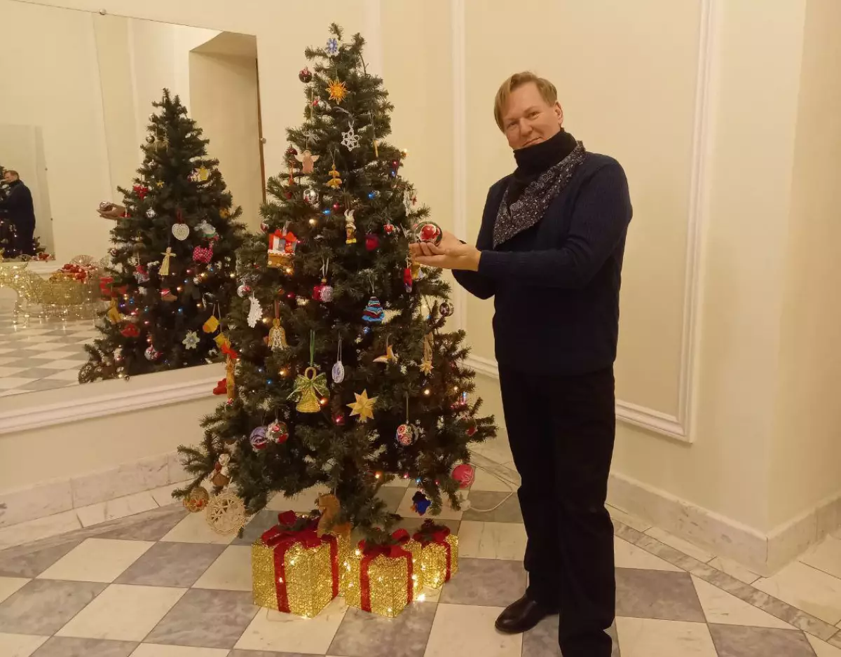 Полюбоваться елками, украшенными самобытными новгородскими изделиями, можно во время праздничных мероприятий