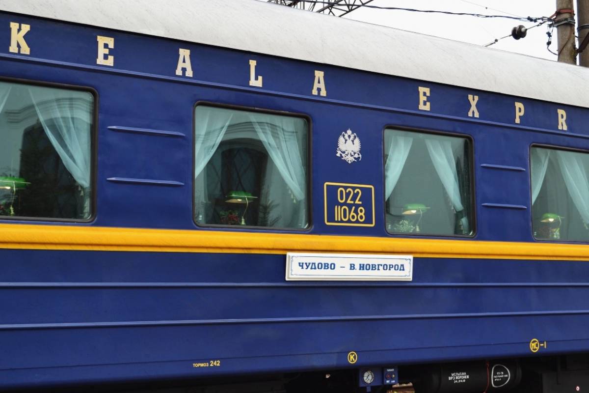 Интерьер вагонов ретропоезда выполнен в в стилистике «Николаевского экспресса» конца XIX – начала XX века.