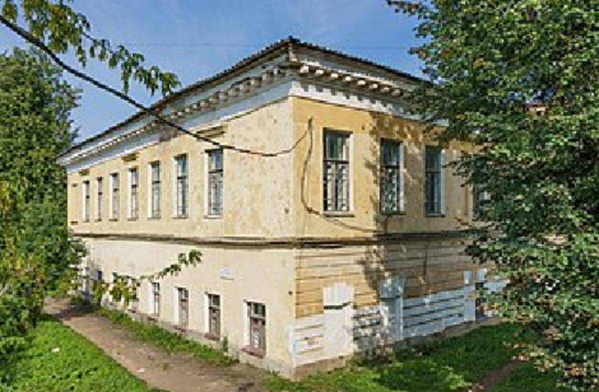 В XVIII веке двухэтажное здание принадлежала одному из богатейших людей Старой Руссы купцу Ивану Попову.