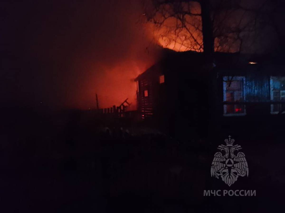 На пожаре в Крестцах были обнаружены двое погибших, их личности устанавливают.