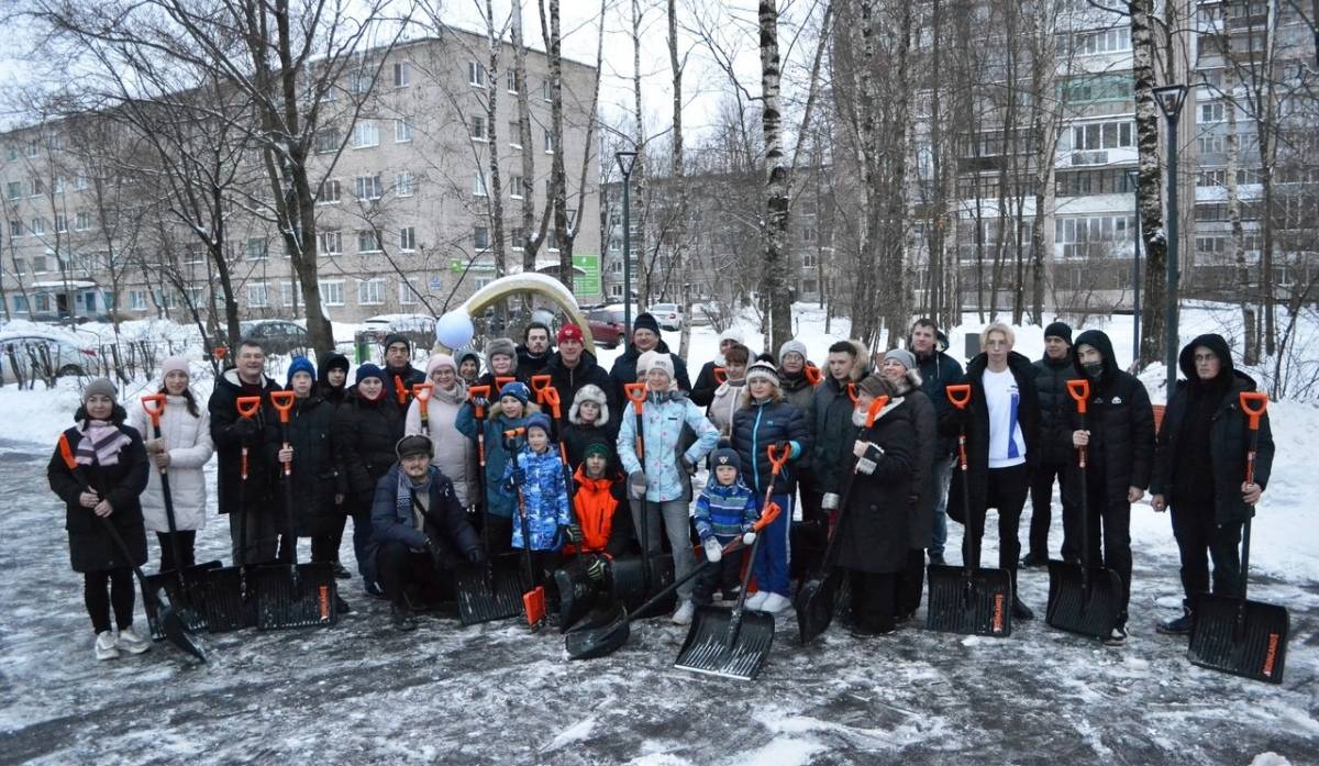 14 января, в субботу, в 11:00 новгородцы могут принять участие в уборке снега в сквере Мужества.