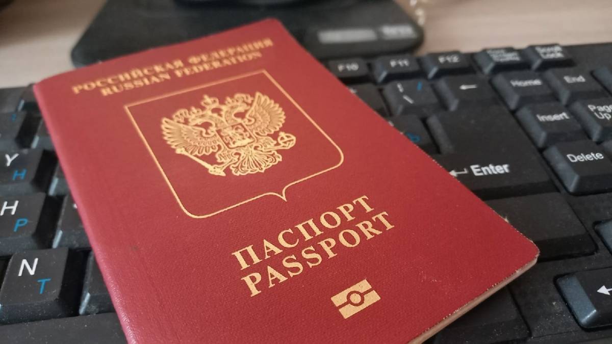 В обычном порядке можно получить паспорт старого образца, выдаваемый на пять лет.