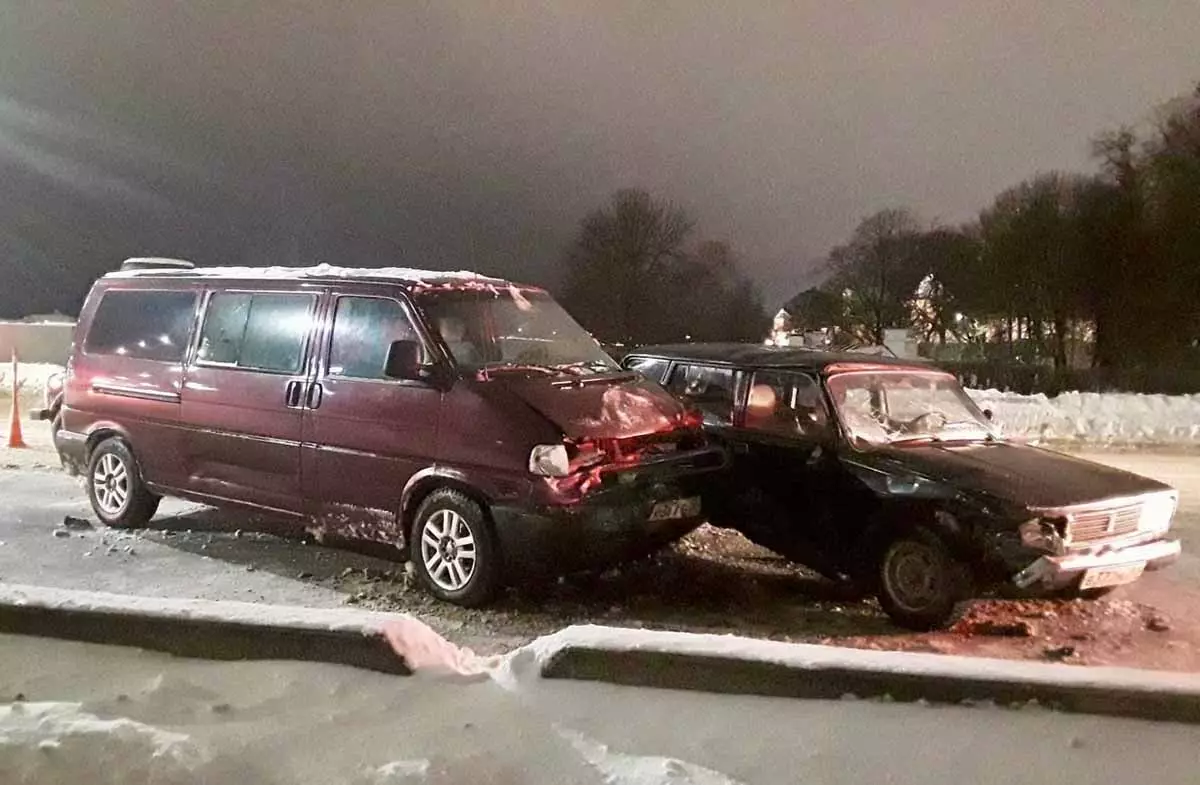 В результате ДТП телесные повреждения получили водитель иномарки и 19-летний пассажир «ВАЗа 21041».