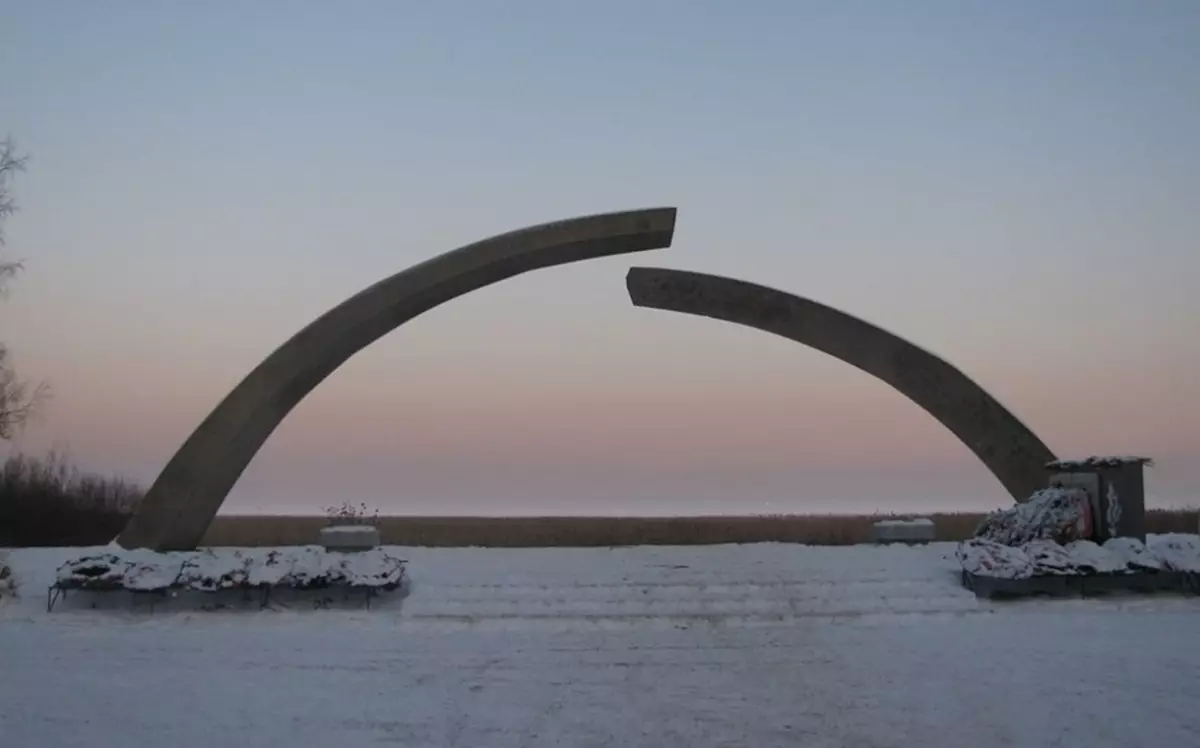Мемориал «Разорванное кольцо блокады» располагается у Вагановского спуска к Ладожскому озеру – там, где начиналась ледовая трасса, названная «Дорогой жизни».