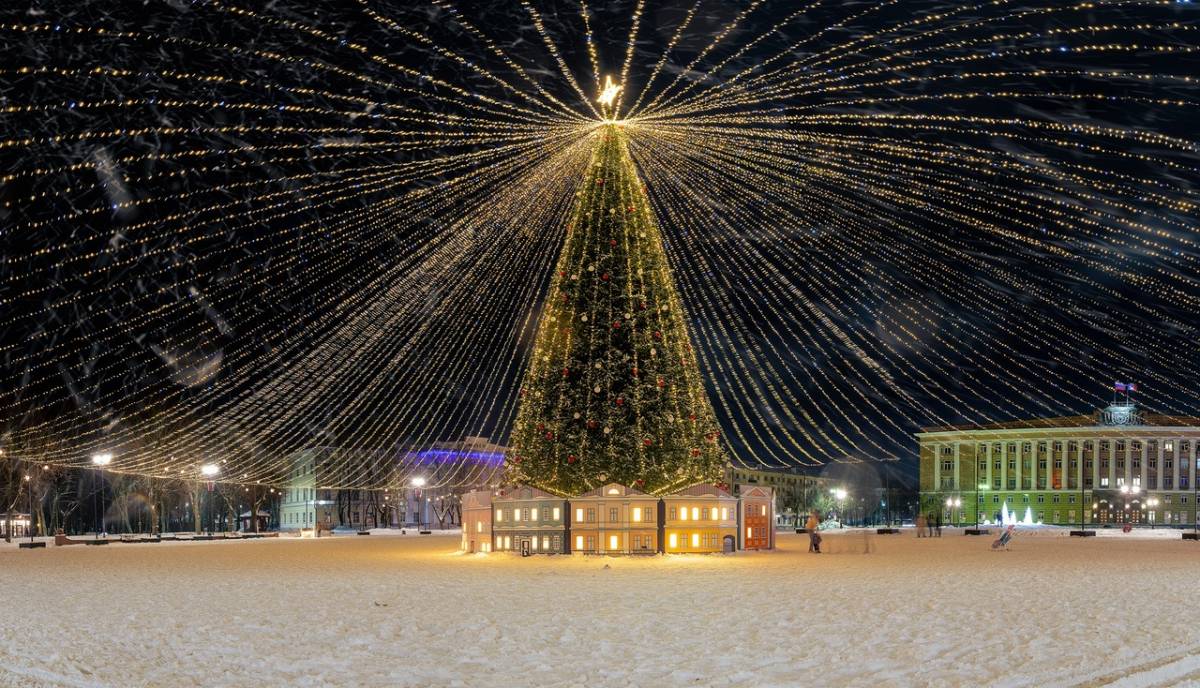 Новогоднюю ёлку оставят на главной площади Великого Новгорода до 5 февраля.