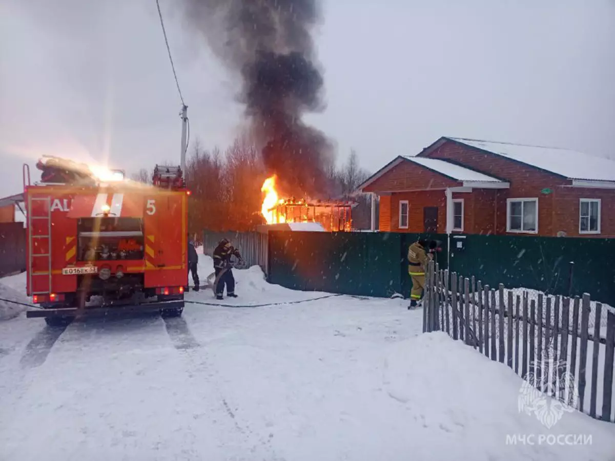 Постройка уничтожена огнём, частный дом удалось спасти.