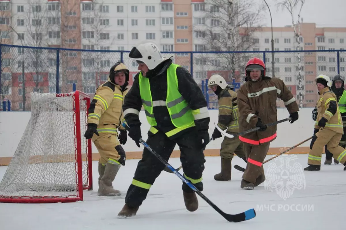 Хоккей в валенках – спортивная традиция новгородских пожарных.