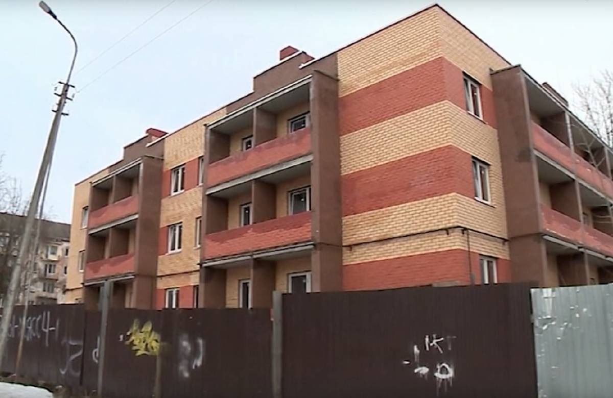 Возведением дома на улице Великолукской занималась компания «РостСтрой», которую потом признали банкротом.
