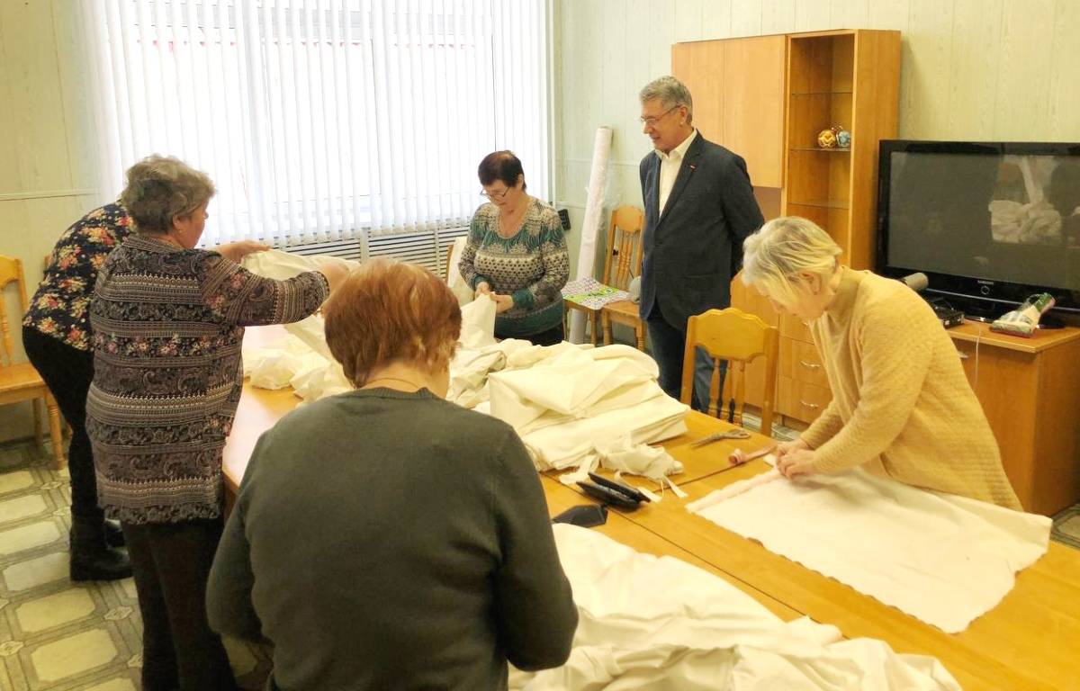 Пенсионеры собираются в кабинетах администрации Крестецкого района.