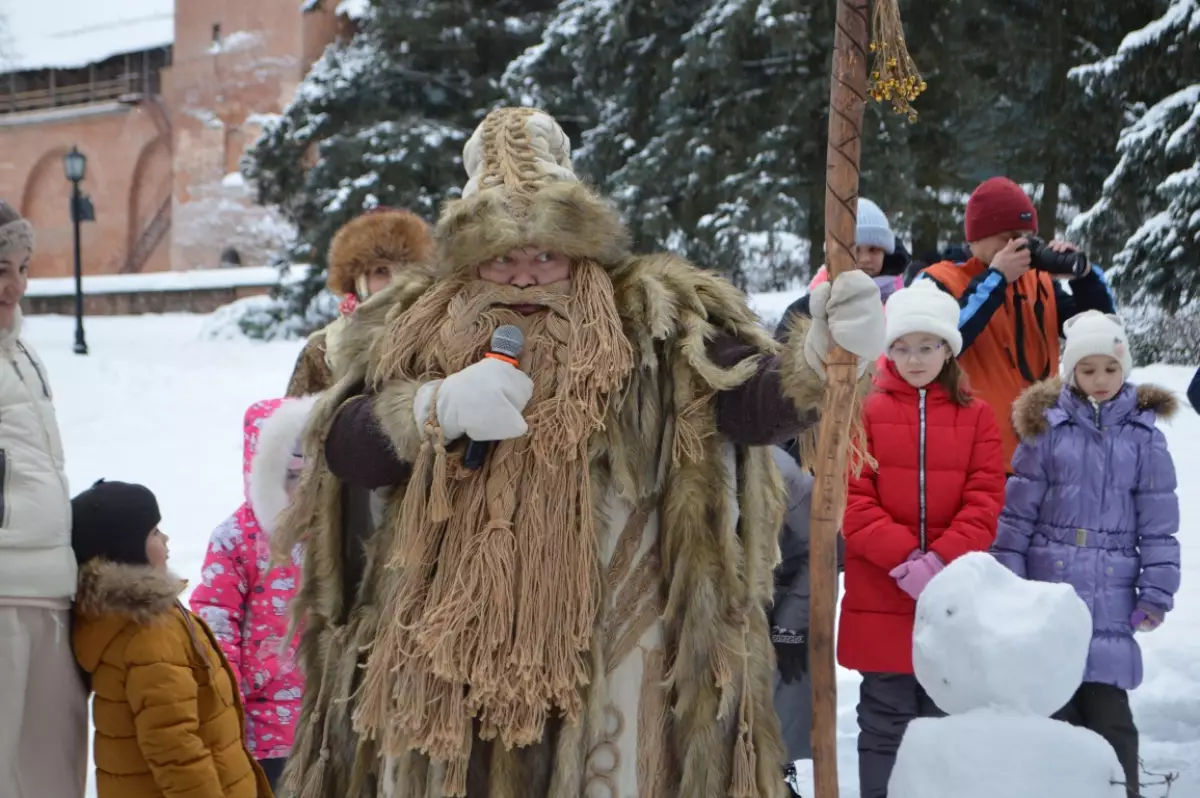 Поприветствовать ребят придёт Зимушка-зима и важный гость из лесов – Дед Трескун.