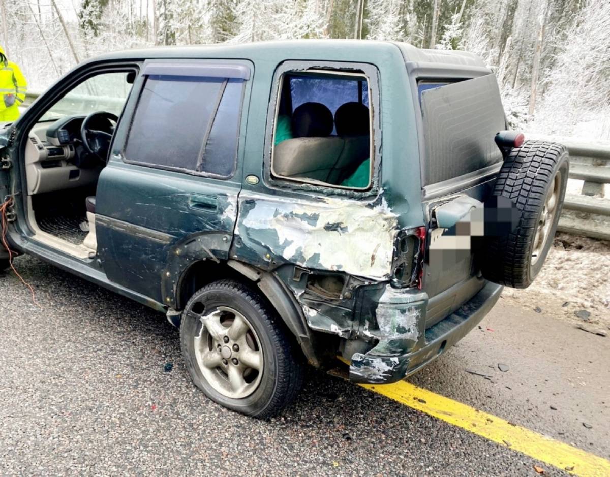 18-летнего водителя Land Rover доставили в медицинское учреждение в Боровичи.