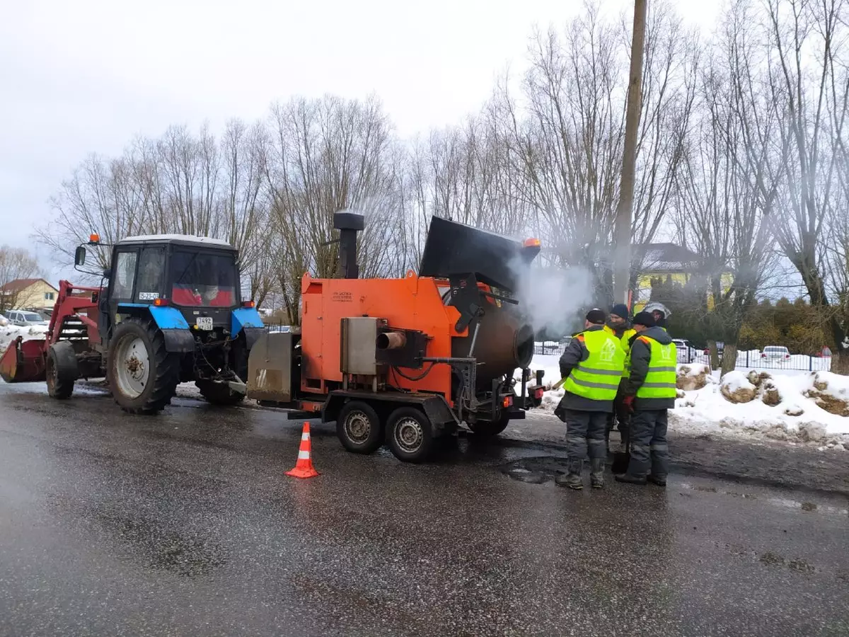 С помощью технологии рециклинга отремонтировали дорогу на въезде в микрорайон Волховский.